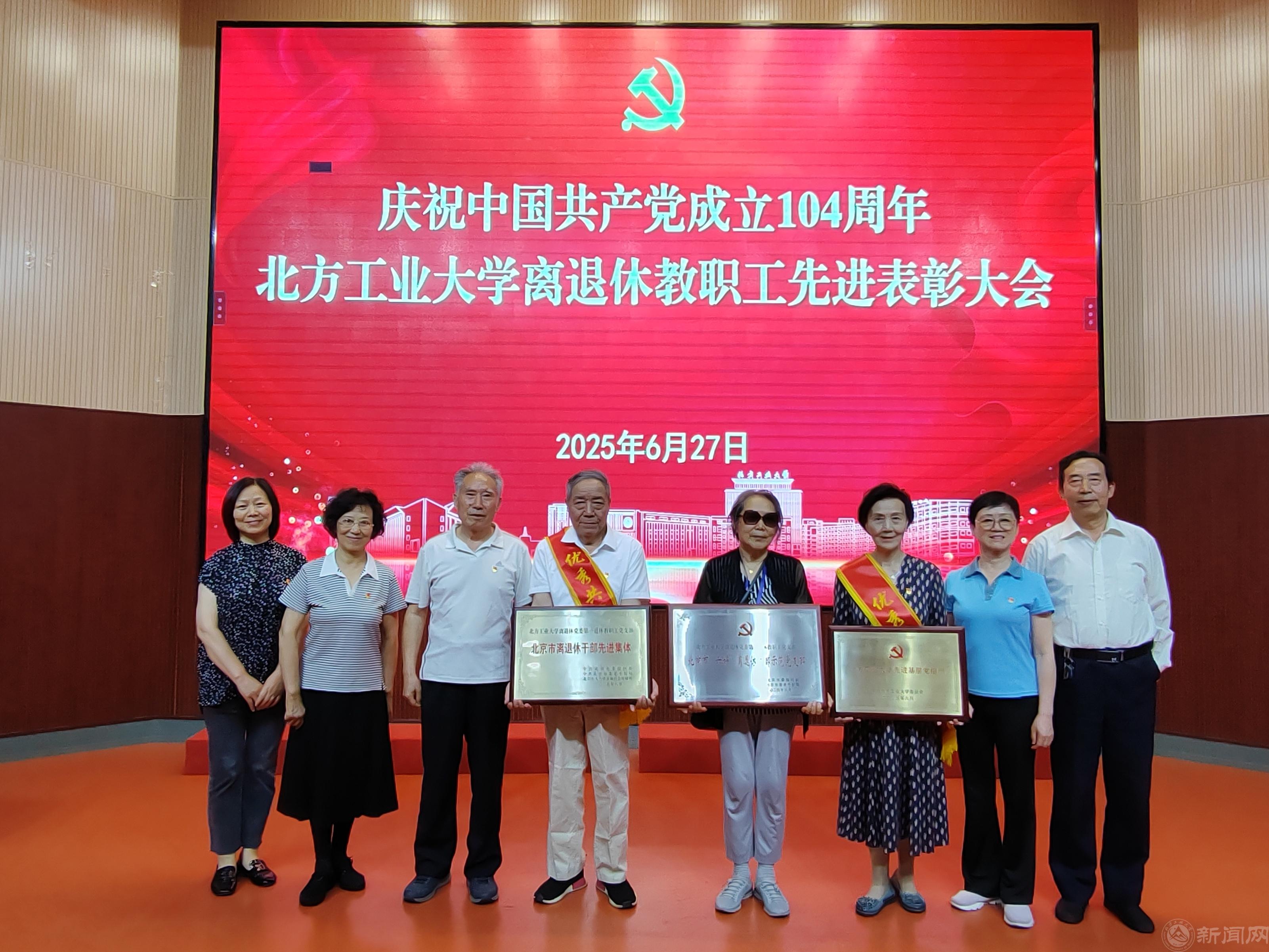 先进集体合影.jpg 先进集体合影.jpg